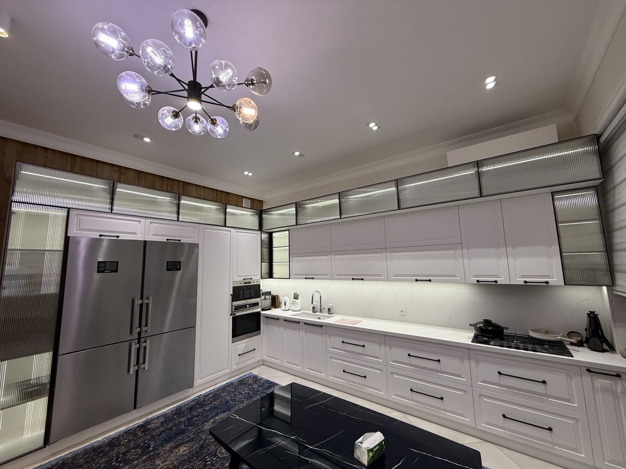 Авторская кухня с монолитной каменной столешницей